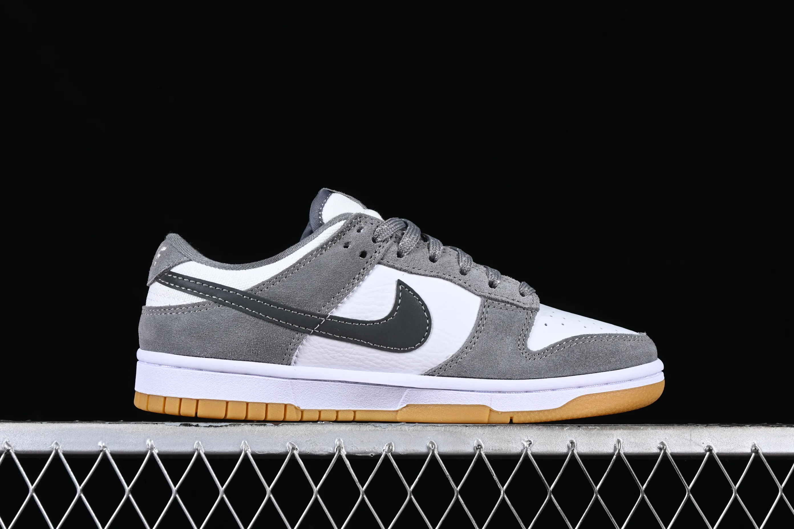 All Categories Nk SB Dunk Series Nk SB Dunk Low Low-top sneakers Cost-effective version Nk Dunk Low "Grey Gum" Dark gray suede SB low-top casual sports skateboard shoes FV0389-100
